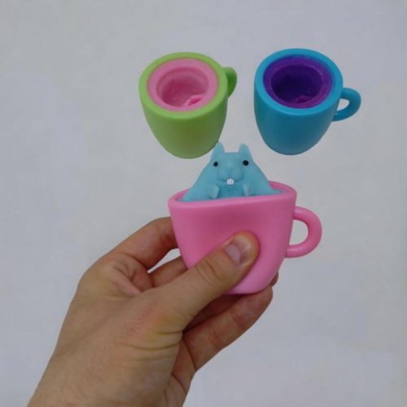 Іграшка-антистрес "Білочка в чашці" (рожевий) Гума Різнобарв'я (242477)